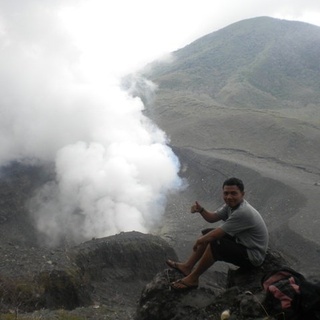 kawah gunung api lokon diliat dari puncak
