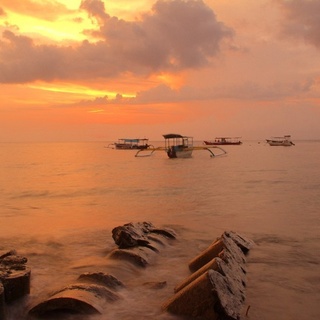 Sunset di Pantai Senggigi, Lombok .....