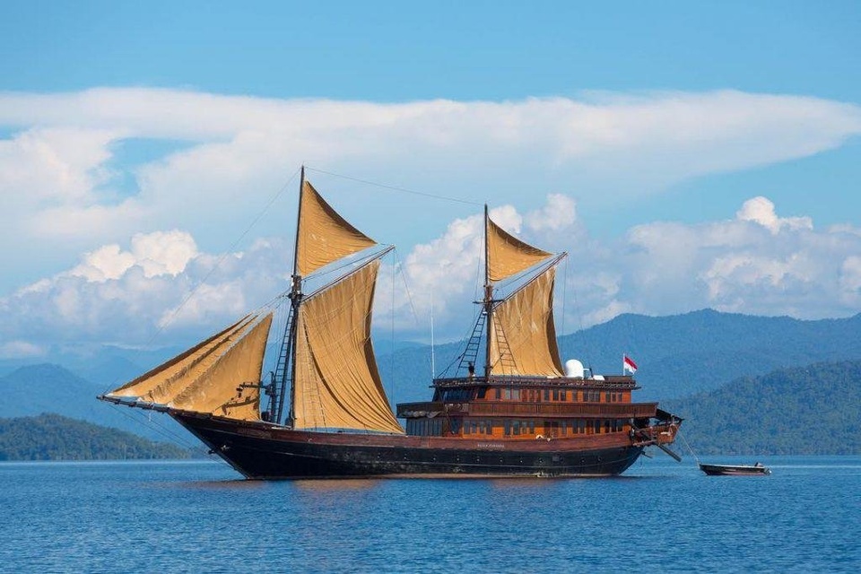 BACKPACKERAN KE LABUAN BAJO NAIK PHINISI