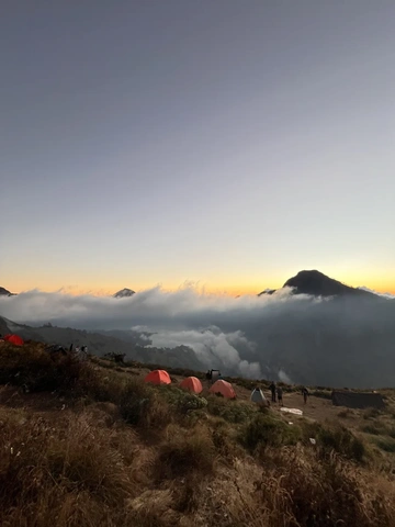 Lombok Rinjani Moment | Safe, Professional & Unforgettable Trekking Experience