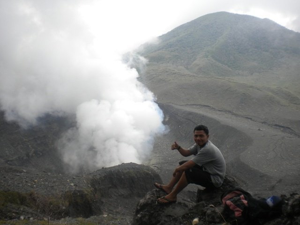 kawah gunung api lokon diliat dari puncak