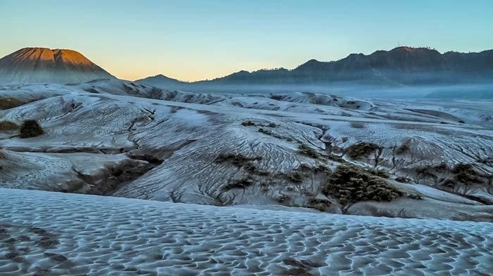 Sensasi Salju di Wisata Gunung Bromo, Efek Fenomena Embun Upas