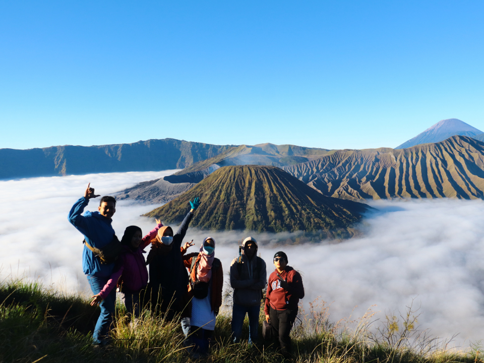 Gunung Bromo: Menikmati Keindahan Alam dan Budaya Tengger di Destinasi Wisata Favorit Jawa Timur