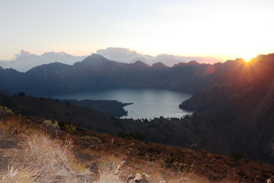 PAKET PENDAKIAN GUNUNG RINJANI