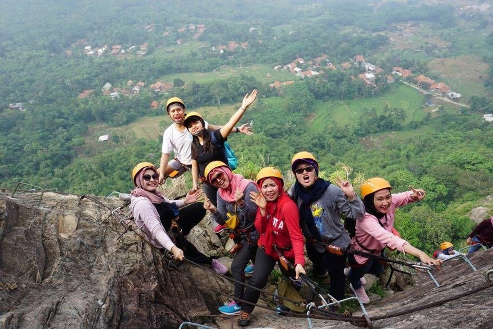 Paket Liburan Travel Tour GUNUNG PARANG Wisata Sky Cave Open Trip