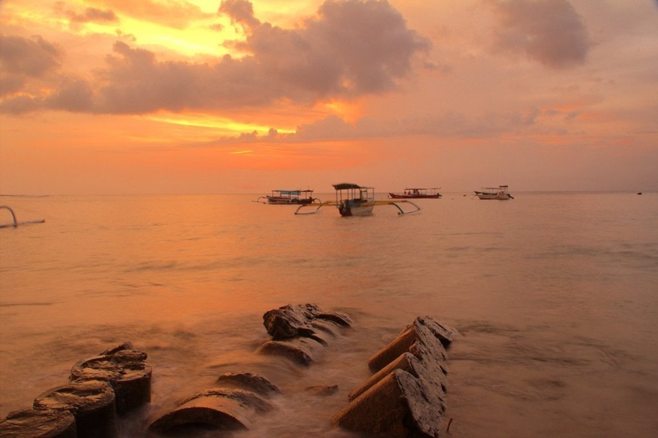 Sunset di Pantai Senggigi, Lombok .....
