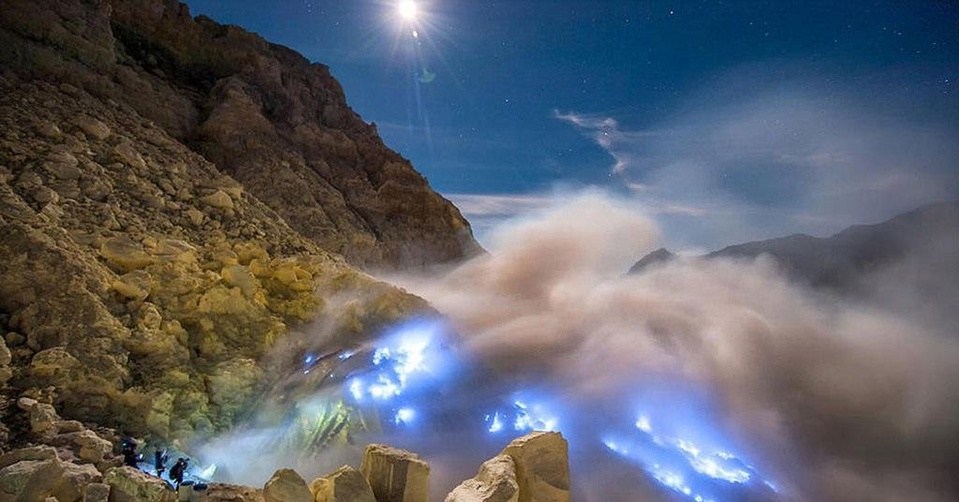 Sensasi Menakjubkan Menyaksikan Blue Fire yang Spektakuler di Kawah Ijen