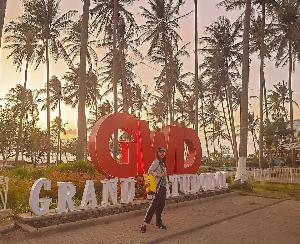 Pantai Grand Watu Dodol: Destinasi Wisata Menawan di Banyuwangi